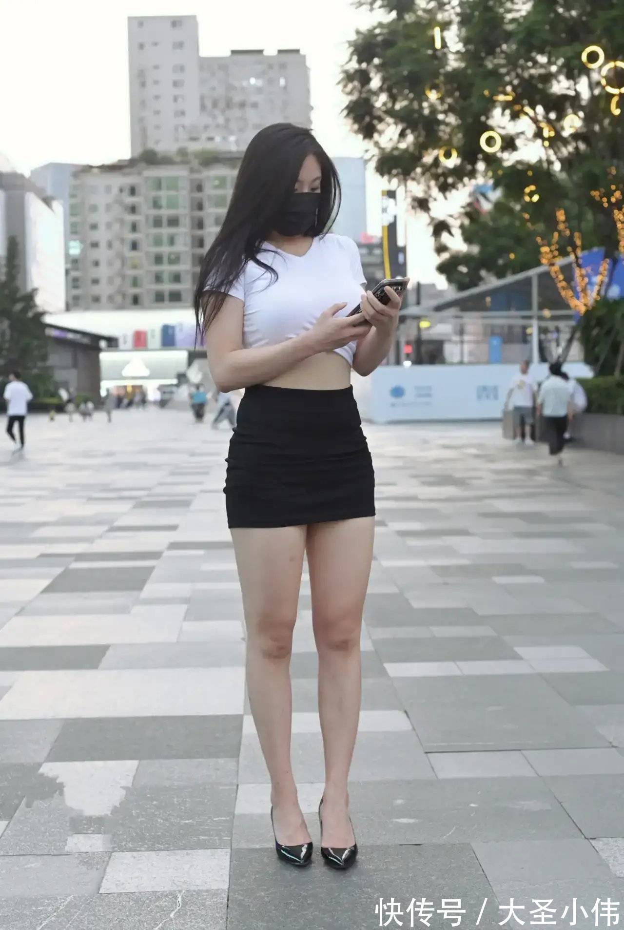 微胖身材|美女街拍:白色短款紧身短袖,搭配黑色包臀裙,经典的黑白配微胖身材也能穿