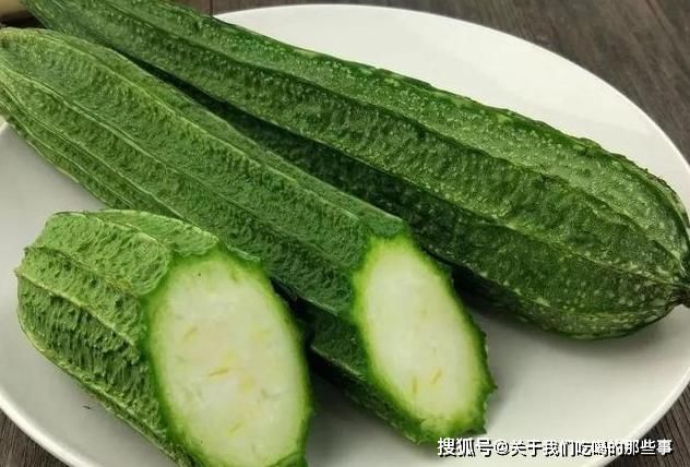 蒜片|炒丝瓜时，先倒油是大错，厨师长教你2招，脆嫩爽口，翠绿不变黑