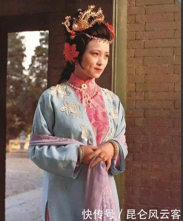 贾璜@秦可卿卧病期间,为何每天换四五遍衣裳?曹雪芹:重点不在换衣裳