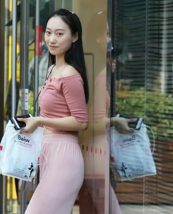 街拍:清爽美丽的女孩,美丽的穿搭,尽显女神风范