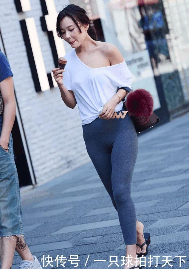 瑜伽|白色 v领t恤搭配瑜伽裤,时尚减龄,运动感十足