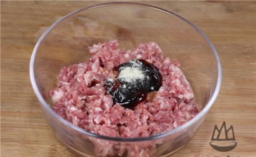 饺子皮一个个擀就外行了，只需一个矿泉水瓶，1分钟能做100个