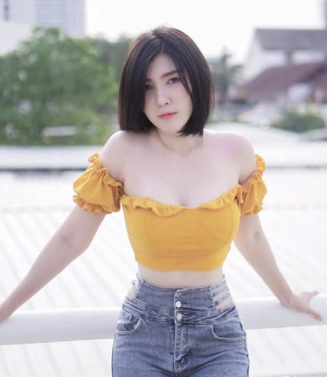 小姐姐|“微胖”表妹穿“黄色”露肩上衣,显得年轻有活力