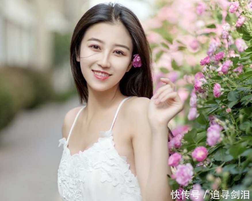 笑容|她被称作最清纯的女孩,娇美容颜配上纯白连衣裙,笑容更是甜美