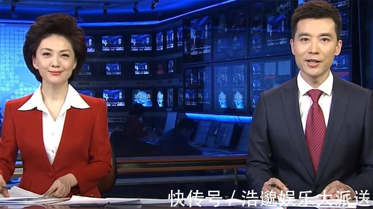 《新聞聯(lián)播》主持人為什么要低頭看稿他們手里的紙是干嘛用的