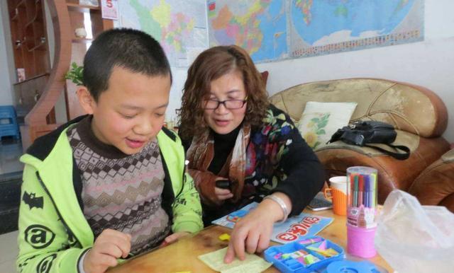 孩子|7岁双胞胎从未穿过衣服,邻居看不过联系民警,得知原因众人泪奔