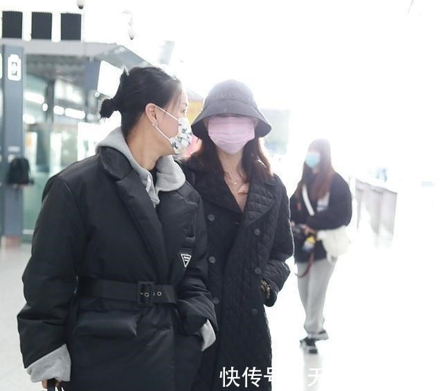 利落有型 那英才是真时髦精,西装领羽绒服利落有型,分叉裤简直不要太酷!