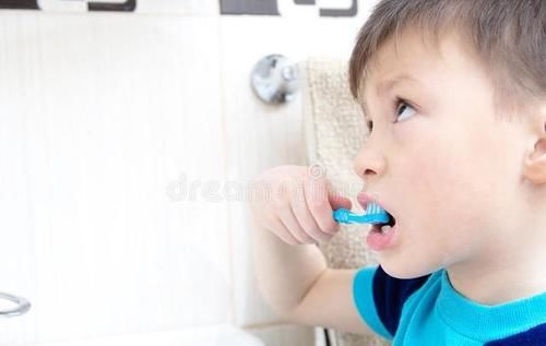 如何保护好孩子的牙齿?少吃甜食+认真刷牙,是最好的方法