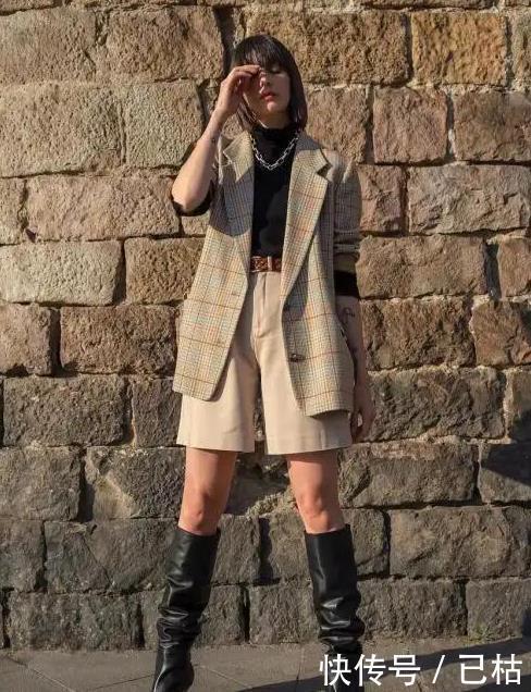 路人街拍,黑色挂脖连衣裙太抢眼,穿出迷人好气质