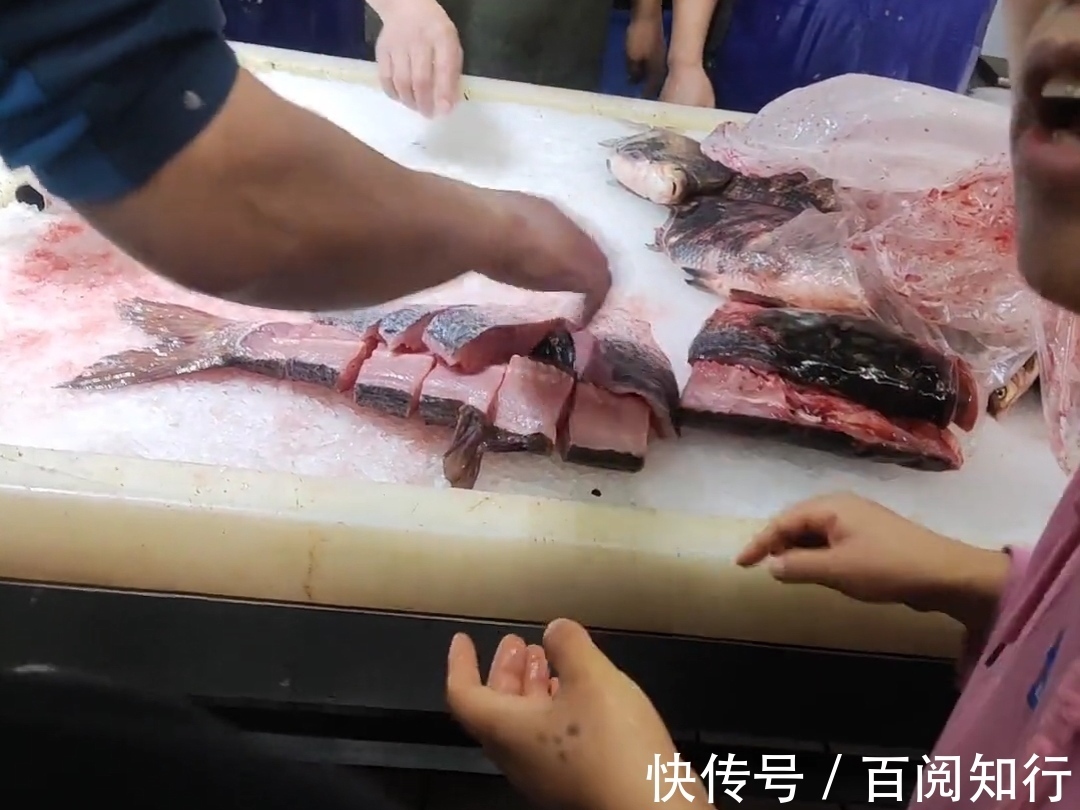 江苏无锡,女子买鱼怀疑切开后少一块,当场