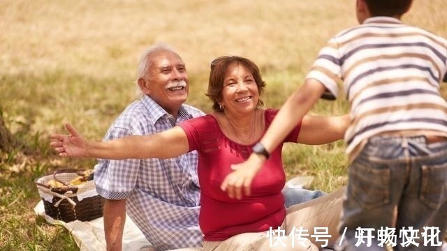心理健康|宝宝由老人带到底好不好影响不止一点点,父母做法成全三代人