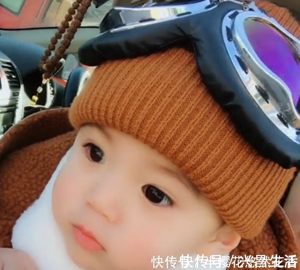 宝宝|爸爸出去买菜,宝宝在车上等着,太可爱了