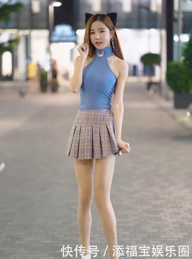 浅色|修身挂脖上衣搭配浅色百褶裙,青春靓丽,甜美可爱