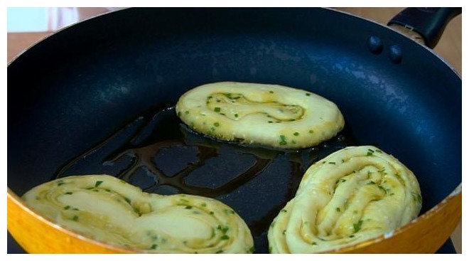 这种早餐饼，层层酥脆直掉渣，做法还简单，外面早餐店根本吃不到