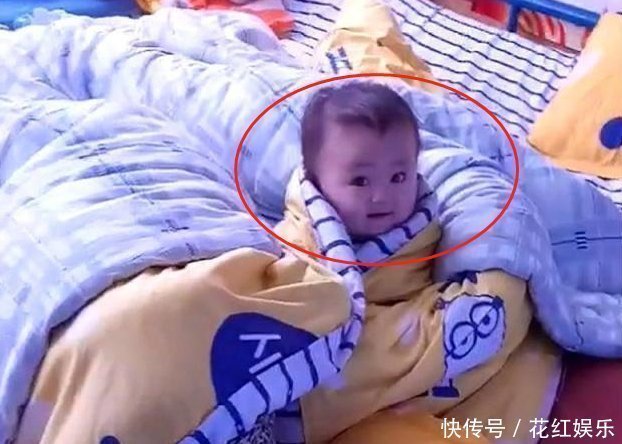 睡眠时间|宝妈哄娃睡觉自己睡着了,孩子躲被窝里看电视,脸上表情太萌了