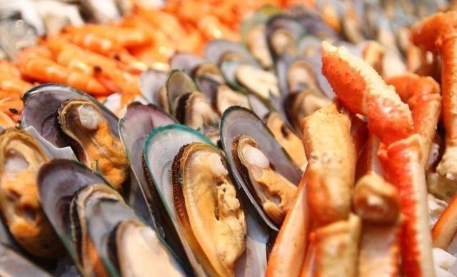  煮熟|小伙买了一只4斤重的“大螃蟹”，煮熟后打开螃蟹盖瞬间被激怒了