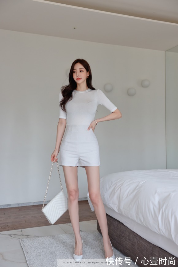 搭配|女神孙允珠时尚搭配:粉色柔情水漾清新淡色半袖裙