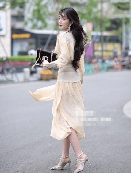 黑色|米色束腰连衣裙搭配黑色包包,气质迷人,公主范十足