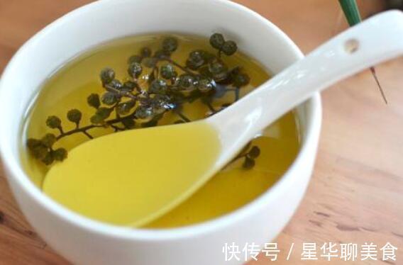 做猪肉馅儿饺子时，牢记“盐水油”口诀，鲜嫩多汁儿，香浓美味