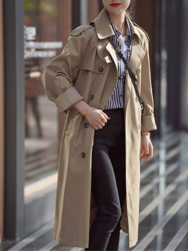 风衣|秋季,奔四奔四的女人怎么穿风衣?搭配衬衫和牛仔裤,减龄又洋气
