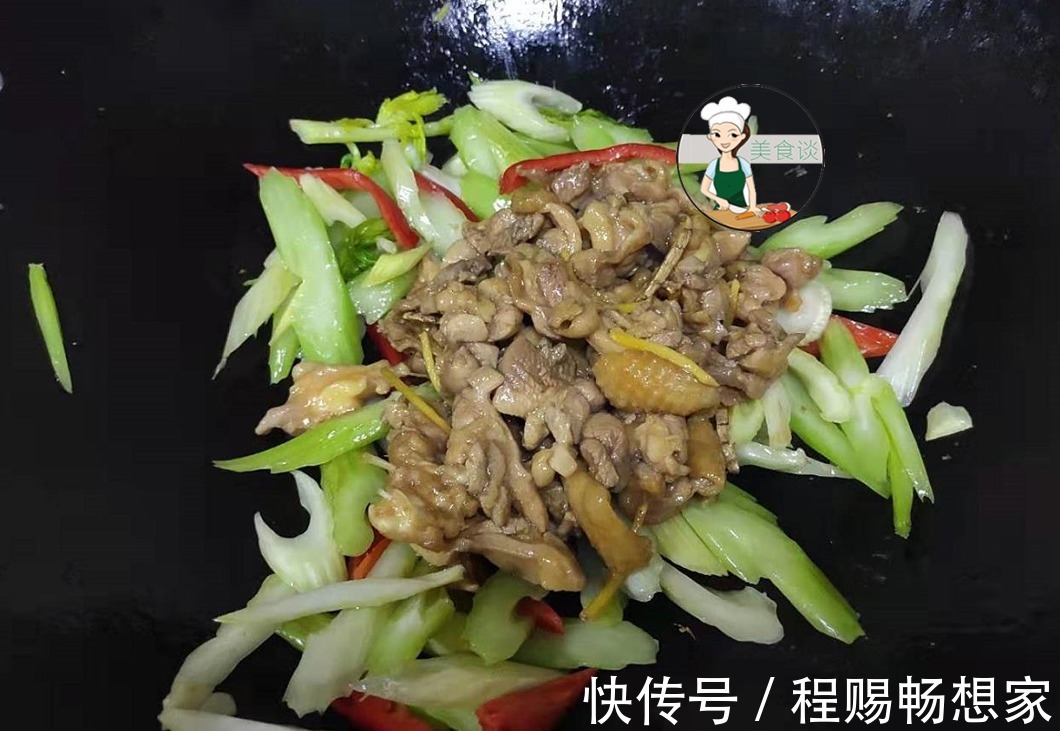 此两样菜一起炒,鲜香爽脆,大人孩子都爱,三两下炒一盘,不够吃