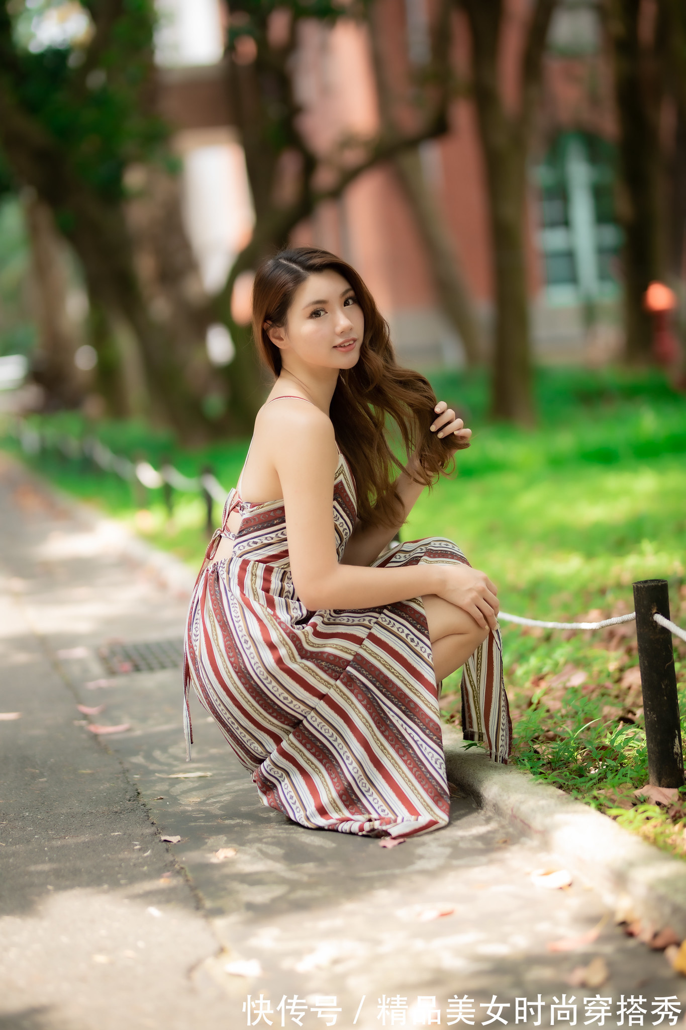 美感|吊带裙配上竖条纹的复古元素，让整体流露出不一样的美感