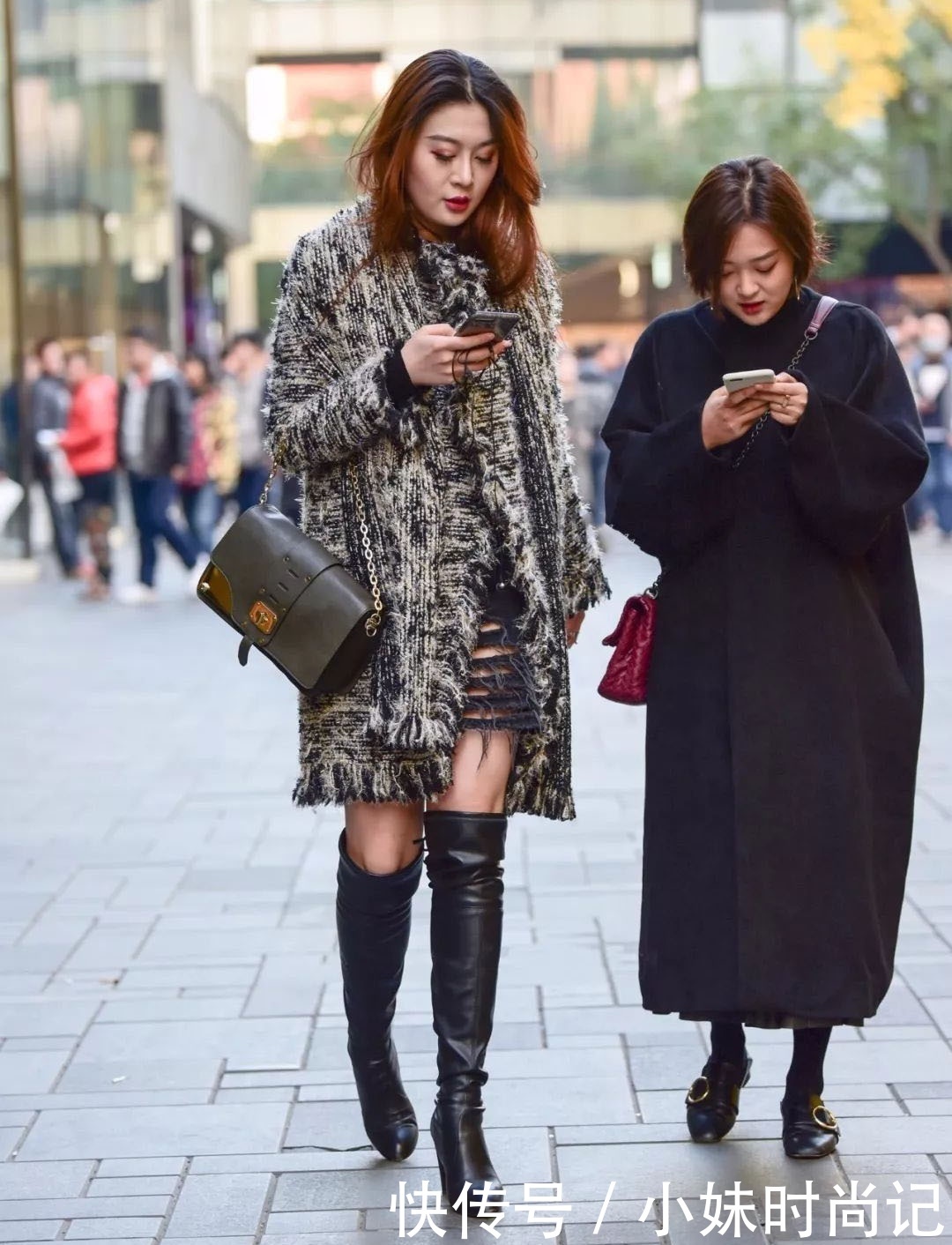 简单|街拍:简单时尚的秋冬穿搭,气质大衣+过膝长靴搭配,温度与风度并存