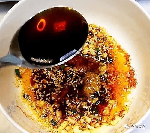 花生米|不想吃饭的时候来一碗这个拌面,吃一口那是幸福的感觉