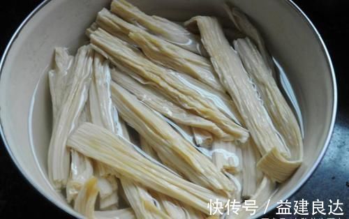泡腐竹时,别放水里直接泡,教你饭店的做法,简单快速还劲道