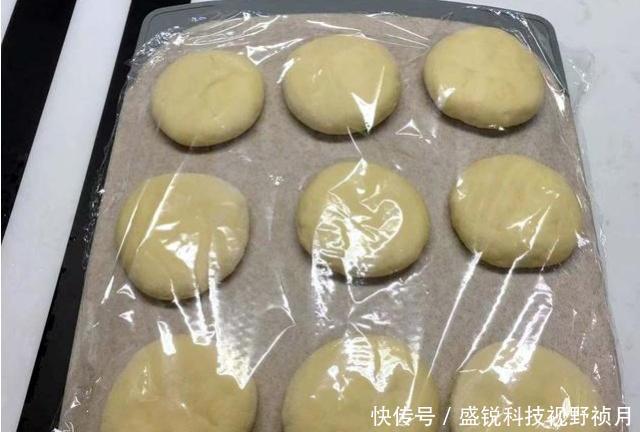 一碗面粉,两个鸡蛋,不用一滴水,5分钟教你做软香的“面包饼”!