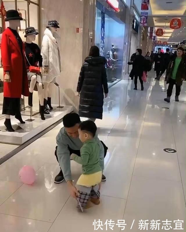 爸爸带儿子逛商场,儿子的“独特”装扮回头率超高,网友活着就好