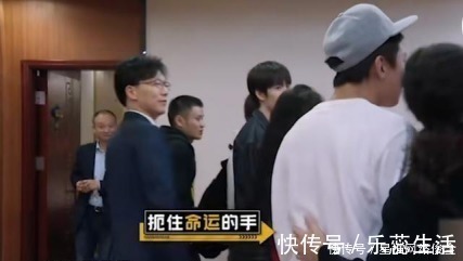 綜藝人|鄧超參加節(jié)目被姐姐團簇擁求合照，接地氣滿足要求，鹿晗反被冷落