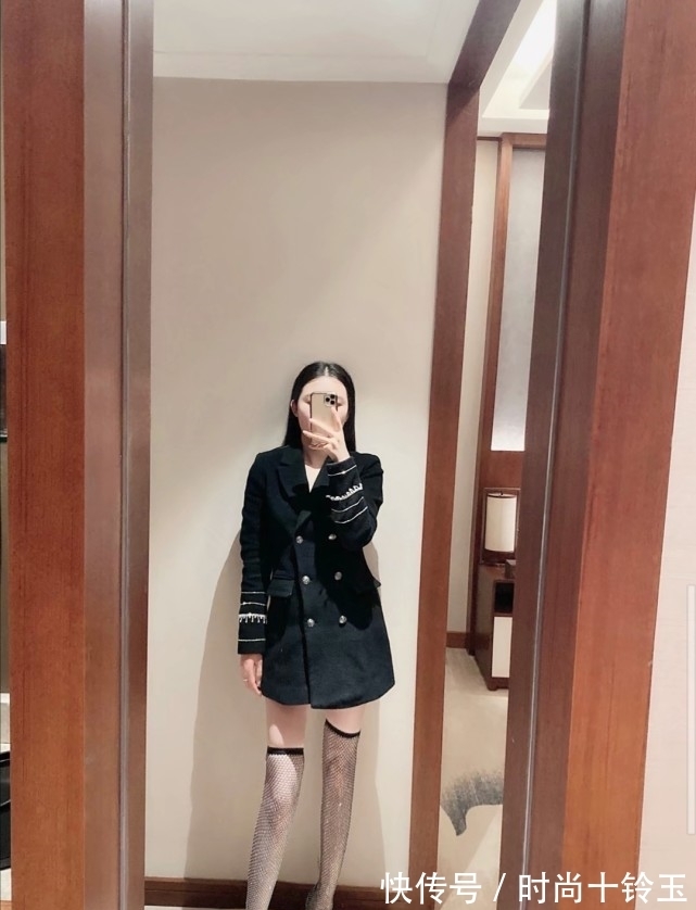 赫本风 西装裙配上渔网长筒靴,媚俗与高贵气质的碰撞!