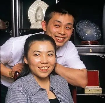姥爷|48岁邓亚萍晒一家五口合照,15岁儿子满脸胡茬太老成,长相随爸爸