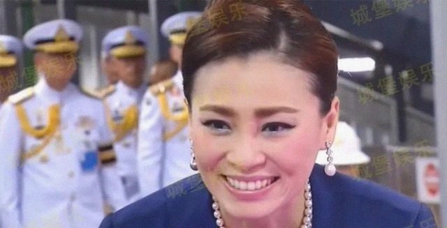 王后！泰国贵妃放下身段合影，却被身旁浓眉女子不屑一顾：有啥好得意的