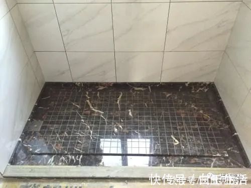 排水|越来越多人卫生间不在地面铺瓷砖,都流行这样做,排水快又防滑