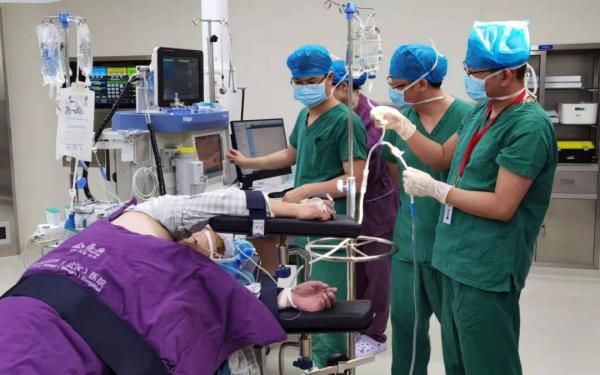 肺泡蛋白|胸闷气喘半年,男子肺里洗出19升“牛奶”