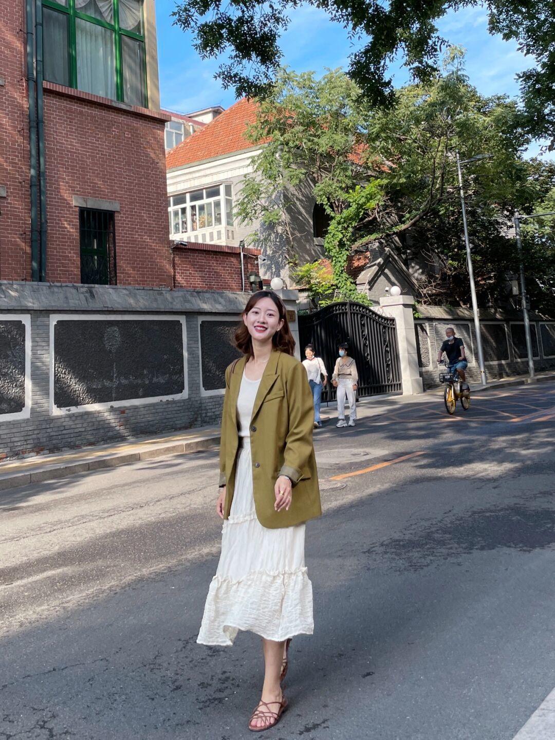 小个子|秋天就应该穿得洋气,绿色衬衫+牛仔背带裤优雅大方,超好看