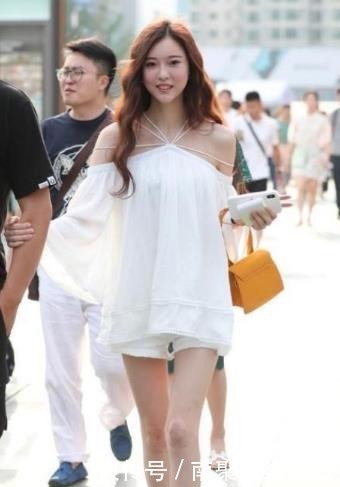 街拍：清纯可爱的邻家女孩，清新优雅，不失女人味