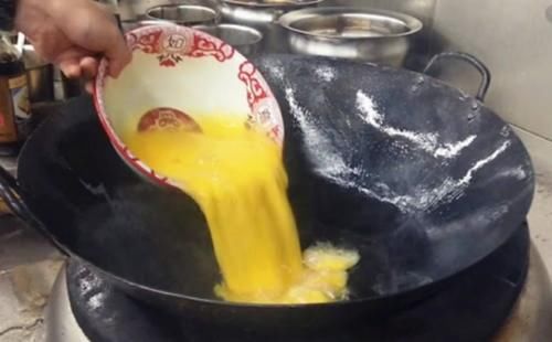 年薪38万大厨做的“西红柿炒鸡蛋”，操作手法太牛了，顺序是关键