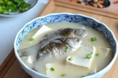 鲫鱼豆腐汤熬好了,又鲜又白还美味,加热水还是凉水是重点
