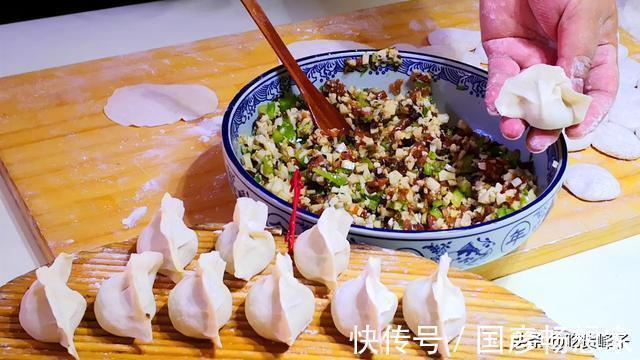 秋天吃饺子,就馋这个馅,再贵也要吃,比韭菜和白菜都鲜,太香了