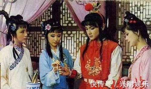 牙齿!87《红楼梦》她曾饱受质疑,龅牙高鼻梁没演技,如今却成史上经典