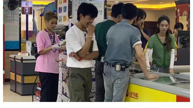 姚安娜|《中餐厅5》定下播出时间！用全员海报官宣阵容，龚俊坐在最边边