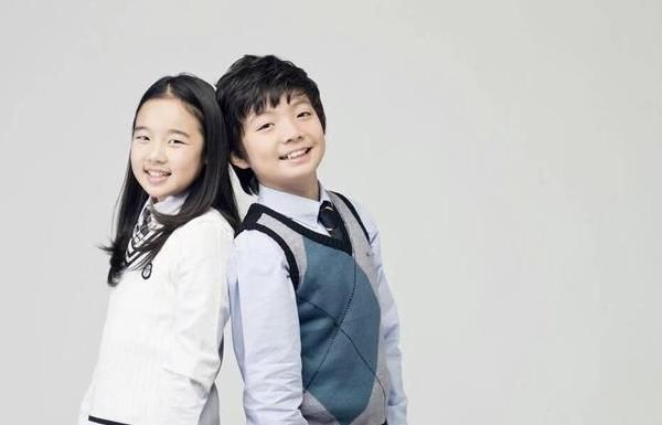 笑笑|妈,有小男孩亲我一下”,两个妈妈不同回答,让孩子的人生不同