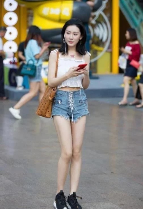 街拍:小美女凹凸有致的身材,搭配露肩紧身裙,美艳吸睛