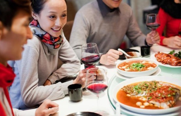 同辈们|一个家庭幸不幸福,出去吃顿饭就能看出来,藏都藏不住