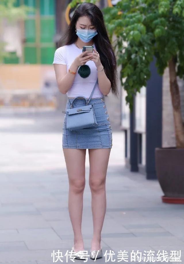 白色短袖圆领T恤，搭配时尚牛仔裙，展现出清新脱俗的一面