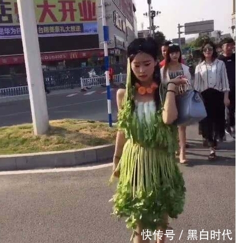 |搞笑图片幽默段子笑话：妹子你的衣服挺好看，过几天就不能穿了吧