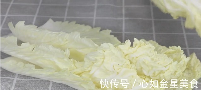 胡萝卜丝|白菜不要炖着吃了，加一把平菇，这样做太香了，开胃下饭又解馋！